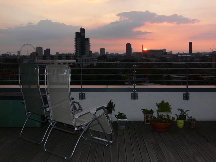 夜景の見えるウッドデッキに置かれた二脚のラフマチェア