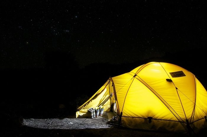 内部が照らされる夜のテント