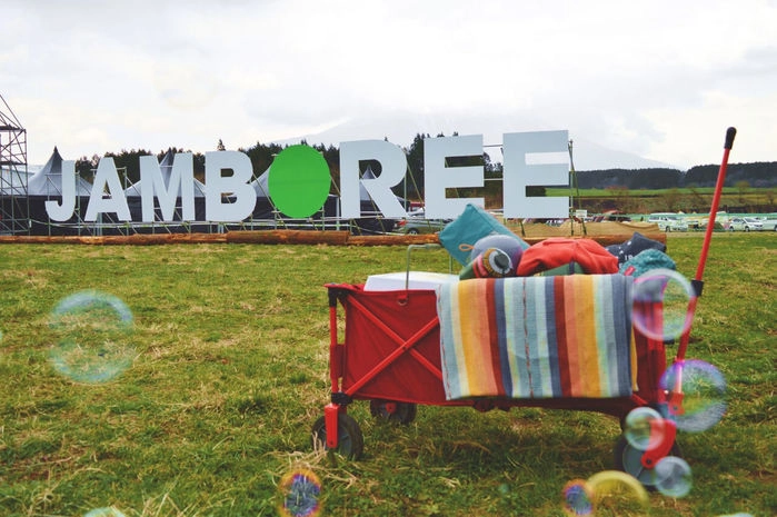 芝生に並ぶGO OUT JAMBOREEのオブジェ