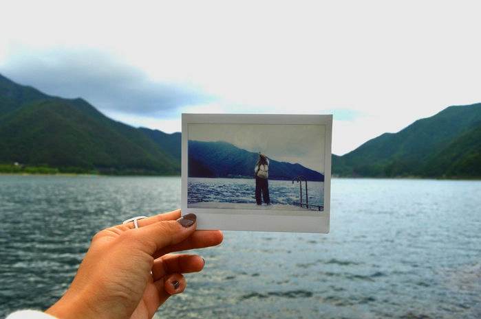 湖の地平線に写真を重ねたフォトインフォト