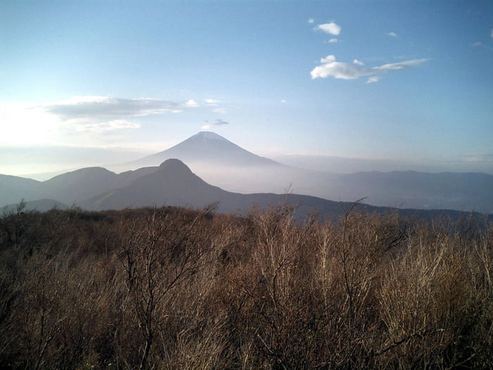 霧にかすむ富士山