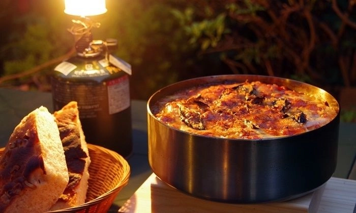 ランタンに照らされた料理