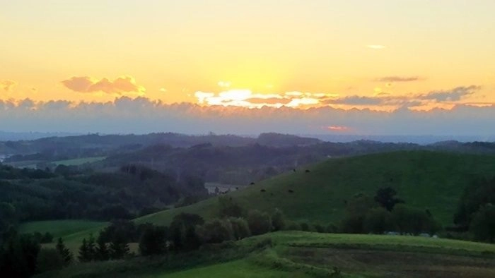 広大な山々と夕日