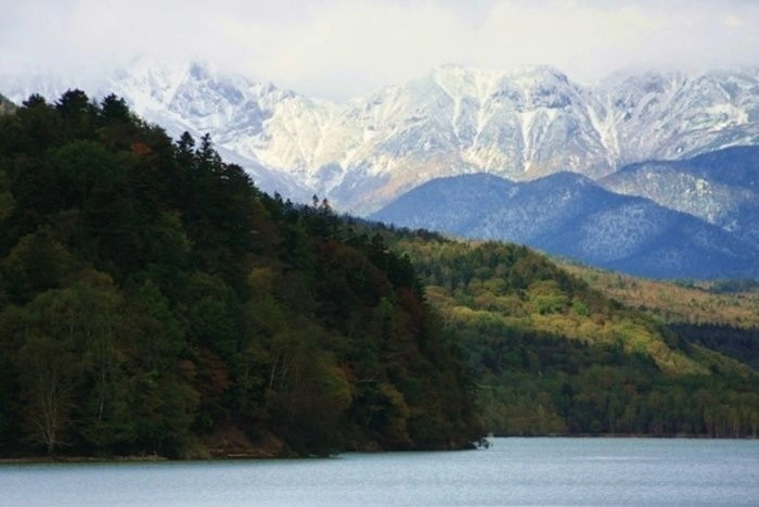 雪山と湖