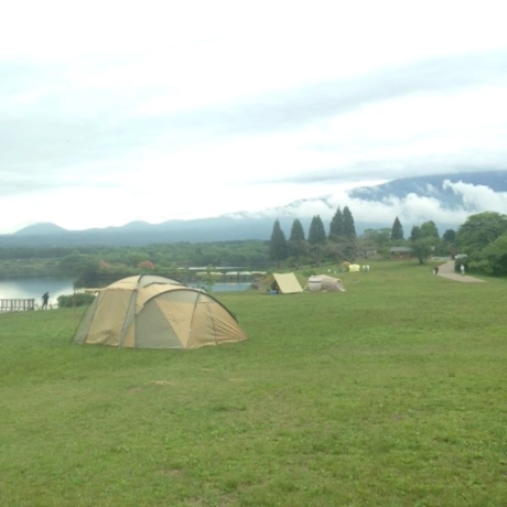 大自然の中の田貫湖キャンプ場景観