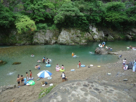 すぎのこキャンプ場の川で遊ぶ子供達