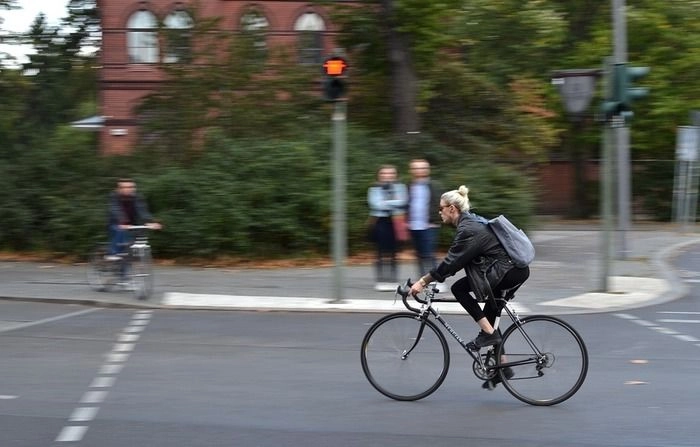 マウンテンバイクで颯爽と街中を走り抜ける女性