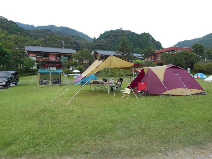 キャンプ場に張られたテントたち