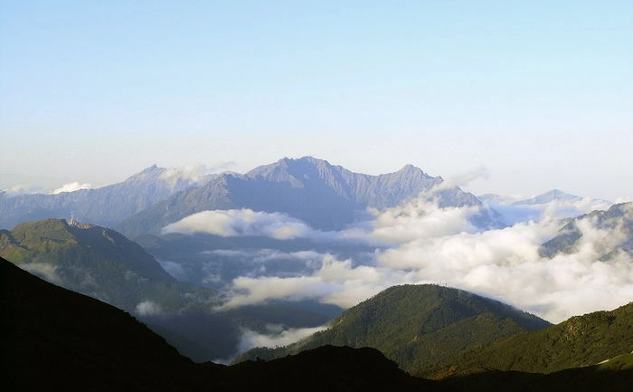 雲がかった篭ノ登山の幻想的な景色