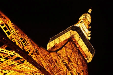 下から見上げた夜の東京タワー