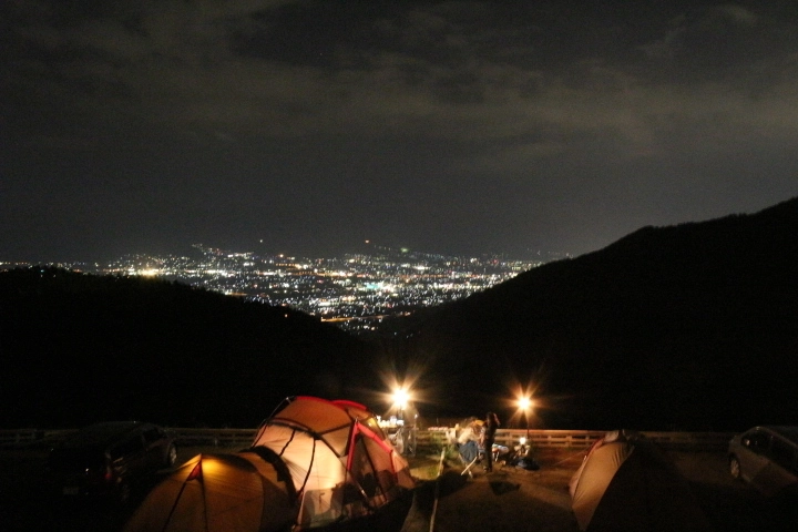 夜景を一望できるほったらかしキャンプ場！7つの魅力やおすすめプラン