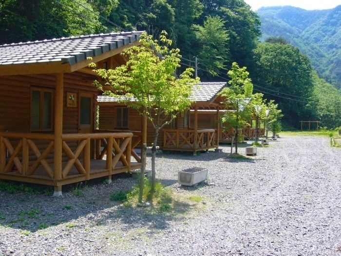 二瀬キャンプ場のバンガロー外観