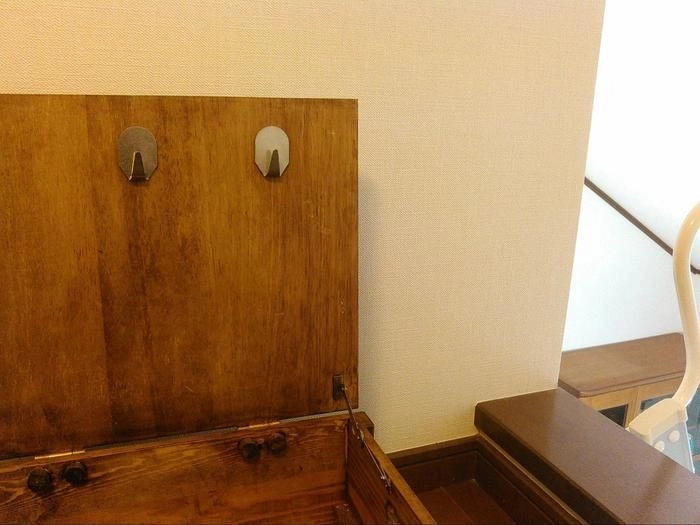 部の蓋の内側にフックを装着した様子