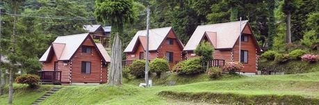 緑の休暇村 青根キャンプ場の並ぶコテージ