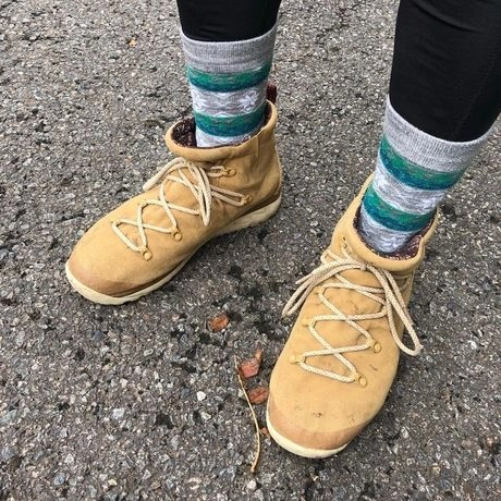 秋キャンプのメンズファッション 簡単で合わせやすいコーディネートを紹介 キャンプ アウトドア情報メディアhinata