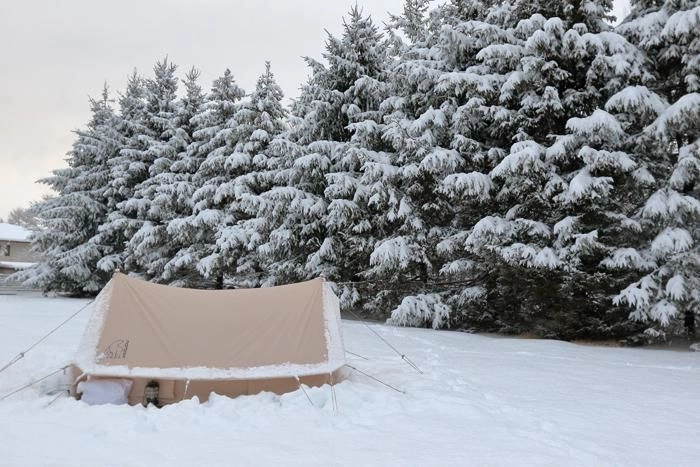 雪に埋もれたテント