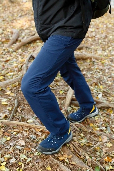 歩きやすい伸縮性のあるパンツ