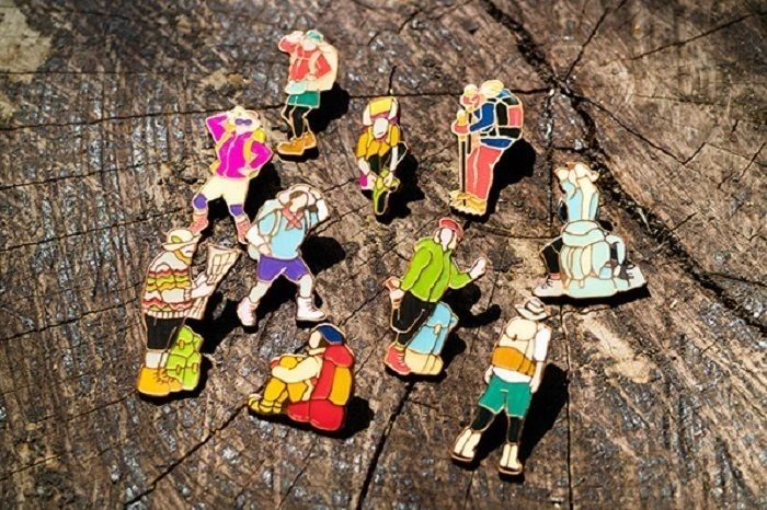 様々なYamasankaの登山者ピンズ