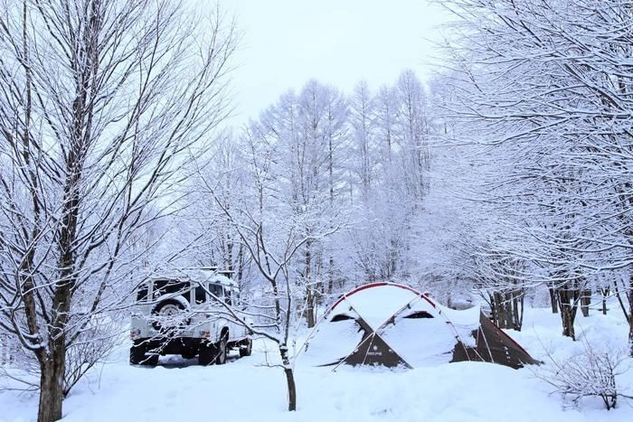 雪の中に張られたテント