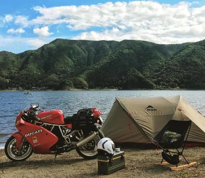 河川敷のバイクとテント