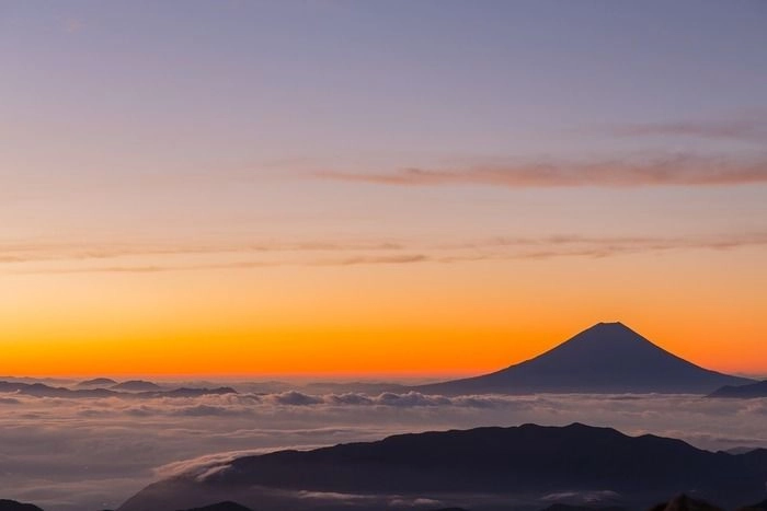 朝焼けの美しい雲海と山の景色