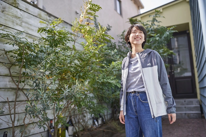 ミレーのジャケットを着ている笑顔の女性