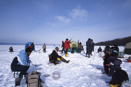 女満別湖でワカサギ釣りをしている人たち