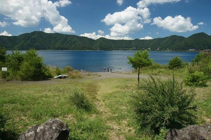 本栖湖キャンプ場の魅力を解説 夏でも蚊が少なく快適に過ごせる キャンプ アウトドア情報メディアhinata