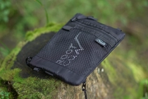 【ROOT CO.コラボ】人気「スマホケースバッグ」がアウトドア仕様に進化！カスタマイズで普段使いも