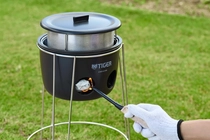 【冬のキャンプ飯にいかが？】電気・ガス不要の“魔法のかまどごはん”に「新オプション」が登場です