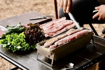 BBQ担当だけ忙しい問題、これで解決？「食卓に組み込める」グリルがおもしろい【目利きのキャンプギア】