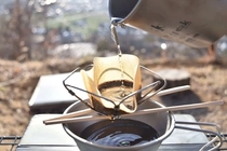 「コーヒー飲みたいだけなのに…」キャンプの荷物を増やさない5つの道具