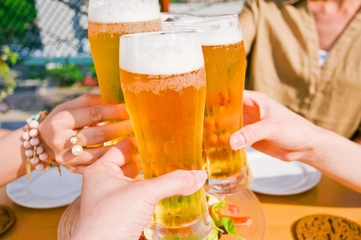 キャンプでもキンキンに冷えたビールを!「お酒がさらに美味しくなるアイテム」で最高のアウトドア飲み☆
