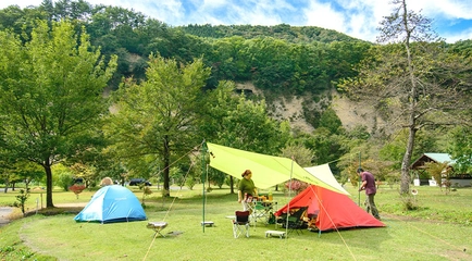 湯島オートキャンプ場の6つの魅力を徹底解説!温泉&アクティビティも!