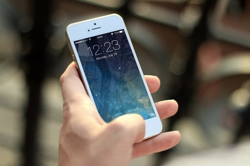 キャンプで快適にスマホを使おう!スマホのためのおすすめアクセサリ