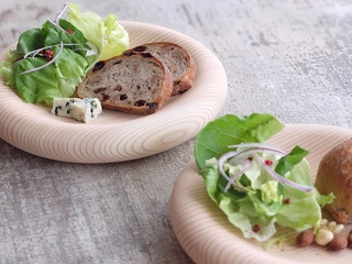 冬キャンプに木のぬくもりを。手のひらになじむ、やさしい木目調の食卓アイテム
