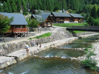 ワクワク冒険気分が楽しめる！トム・ソーヤー冒険村・津谷キャンプ場