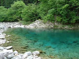 家族連れに大人気!塔の岩オートキャンプ場で美しい川と周辺レジャーを堪能!