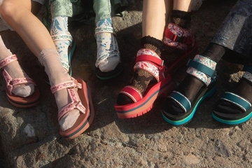 おしゃれは足元から!Teva×アナスイの実用的でかわいい最新コラボサンダル!