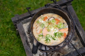 【ひなたごはん】ダッチオーブン×鮭の粕汁で山形の味！
