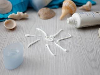 アウトドアの必需品!海や山で肌を守るおすすめUV乳液6選