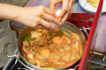 【ひなたごはん】ダッチオーブン×味噌煮込みうどんで名古屋の味！