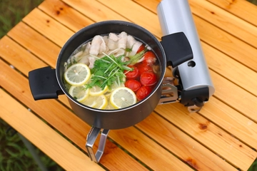 スノピ新作「折りたためるコンロ」の性能はいかに。キャンプで季節外れの鍋パ♪【今月のフカボリ！vol.4】