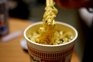 キャンプ飯をもっとおいしく!カップヌードルのアレンジレシピ6選