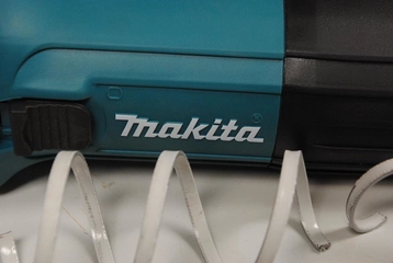 マキタの充電式LEDライトが、キャンプに防災に大活躍!