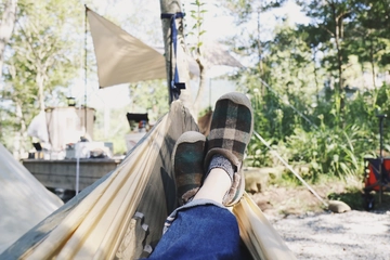 KEENと共に、憧れのアウトドアライフスタイルを。「温かくリラックス」な秋冬スタイルにフォーカス