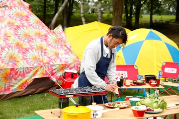 実用テクも披露！チャムスで作るTOSHI-LOWの簡単キャンプ飯