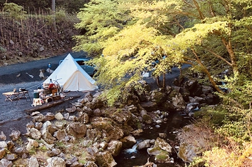 東京の隠れた秘境!直火OKの「大岳キャンプ場」で巨大燻製ベーコンを満喫!