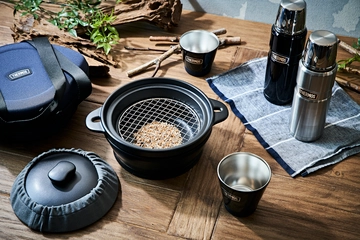 サーモスのアウトドアシリーズから燻製器が登場。キャンプ料理を手軽にランクアップ!