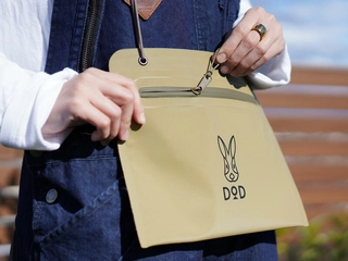 その名も「ウサコッシュ」。DODの新作薄型ショルダーで水辺のレジャーをもっと楽しく!